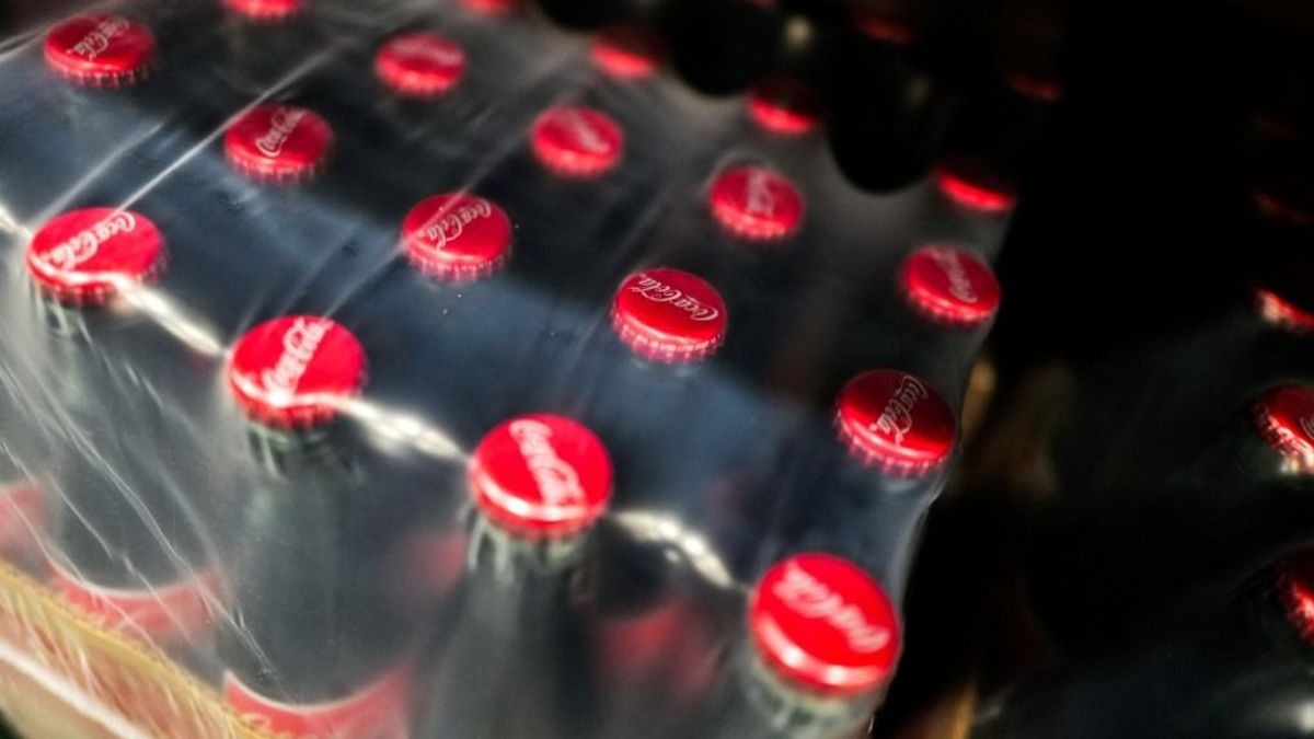 Vészjelzést küldött a Coca-Cola: egyre kevesebbet bír az emberek pénztárcája 