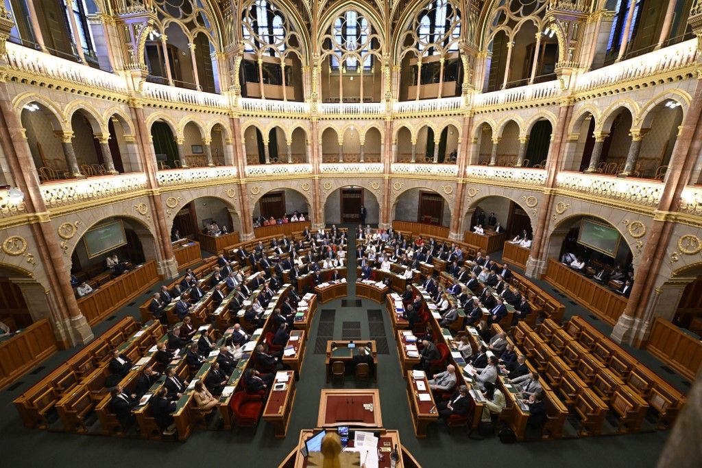 Peter Magyar Holds A Speech In The Hungarian Parliament Alaptörvény-módosítás: nyolc év után nem lehet valaki újra miniszterelnök