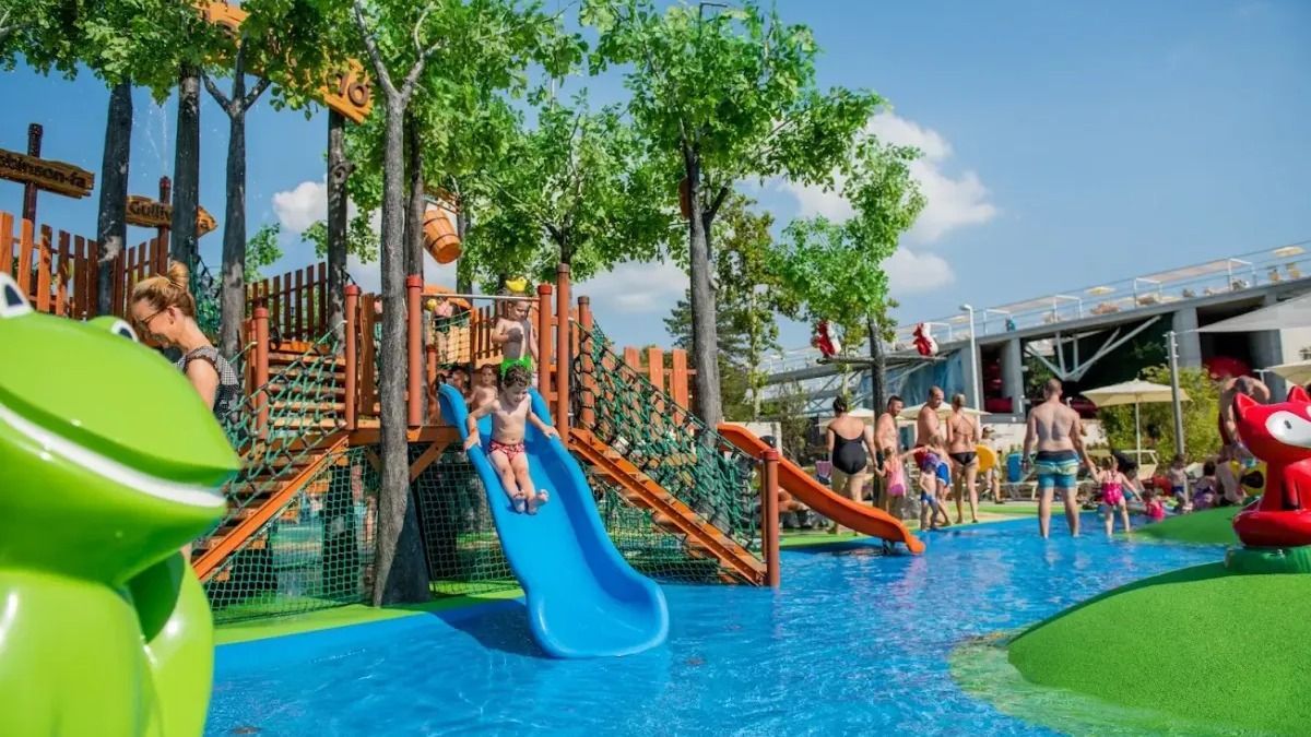 Országszerte újabb termálfürdők és strandok kezdik meg a szezont. Mutatjuk, mennyibe kerül idén a fürdőzés 