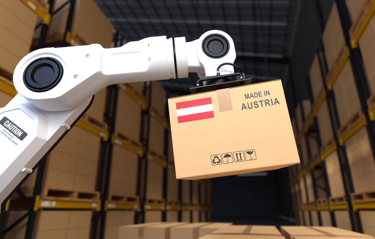 The,Robot,Arm,Is,Lifting,A,Box,Of,Products,Made Ausztria