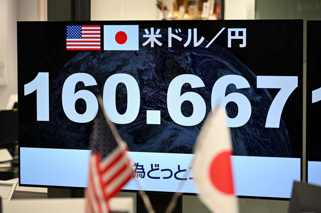 Japan's jen falls against US dollar