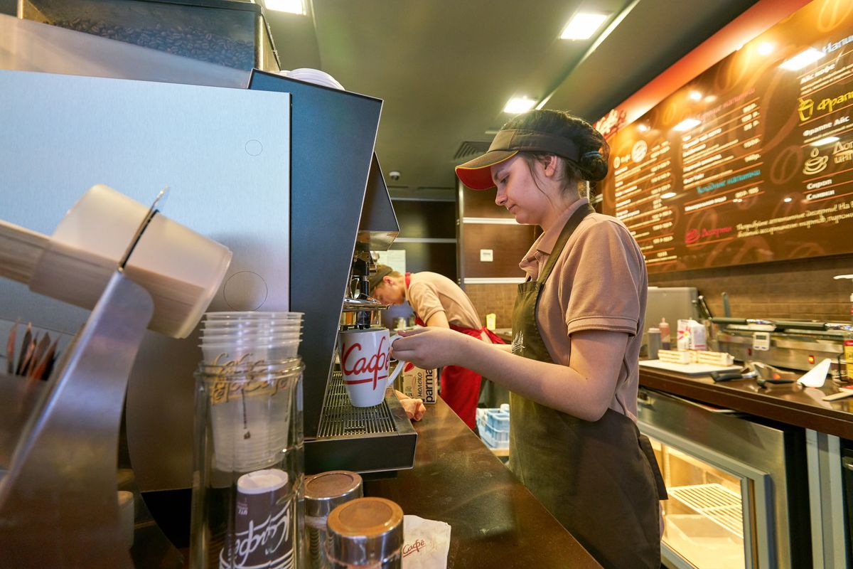 Saint,Petersburg,,Russia,-,Circa,August,,2017:,Barista,At,Mccafe diákmunka