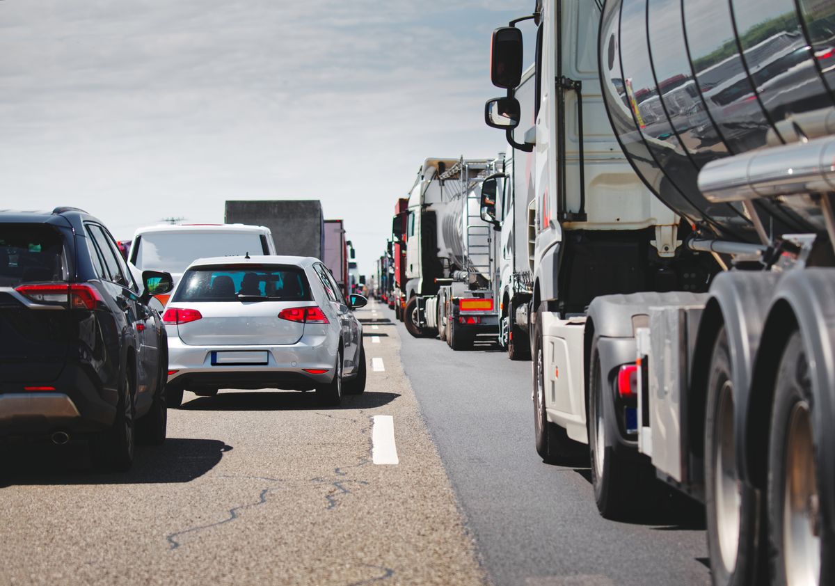 A schengeni határokon megnőtt a várakozási idő, Kelebiánál órákat is vesztegelhet egy autós  Cars,And,Truck,In,Traffic,Jam,Congestion,At,Highway