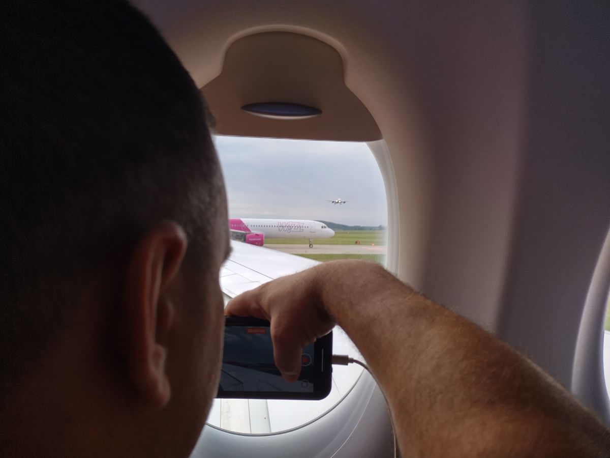 Schwechat,,Lower,Austria,-,May,23,,2025:,Male,Passenger,With Rakétatámadások az izraeli légtérben: törölte Tel-Avivba tartó járatait a Wizz Air