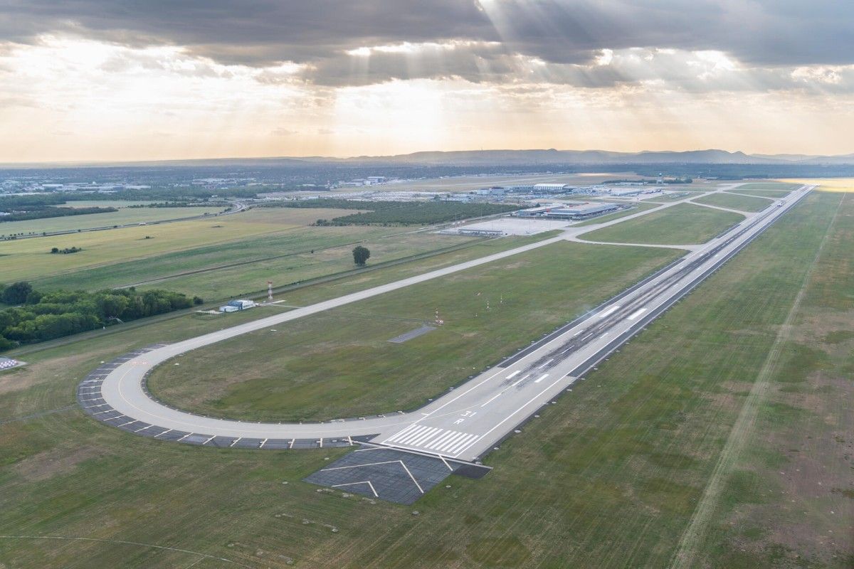 Liszt Ferenc Nemzetközi Repülőtér
Budapest Airport
repülőptér, reptér