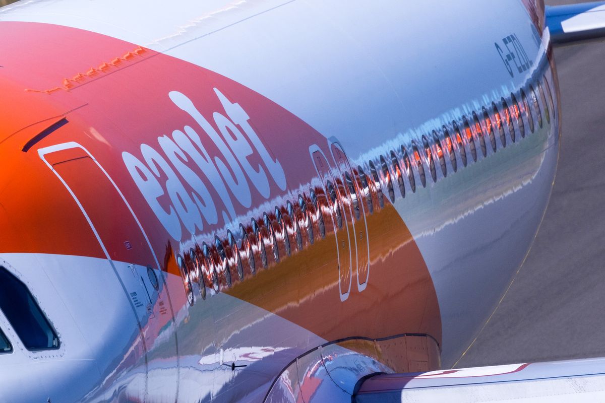 felvásárlás An EasyJet passenger aircraft at London Luton Airport.