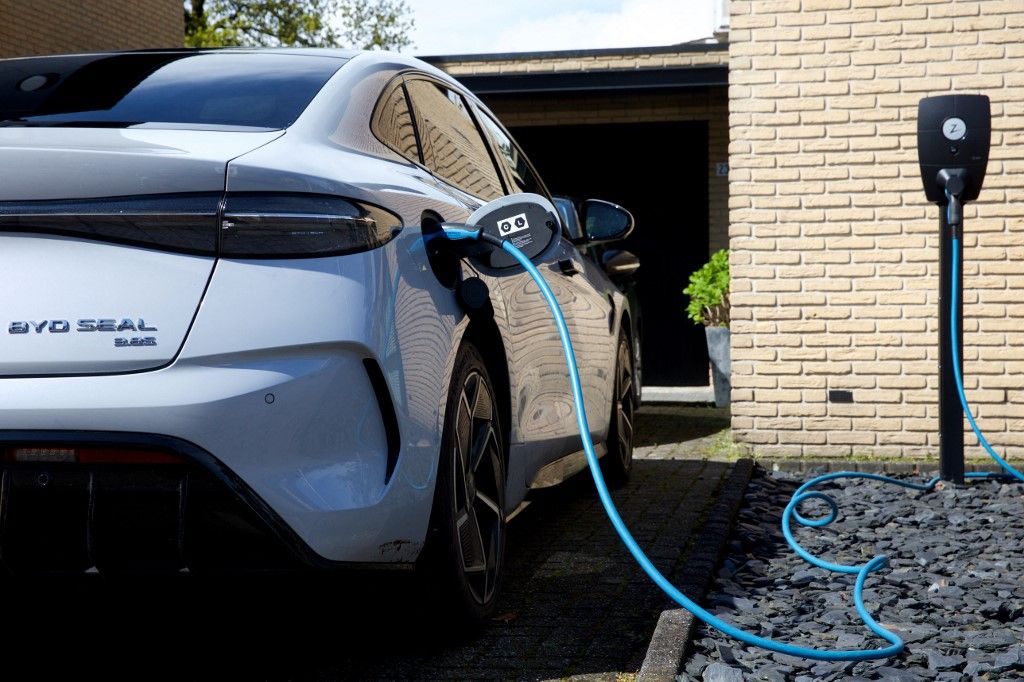 BYD elektromos autó
gyorstöltő, töltő