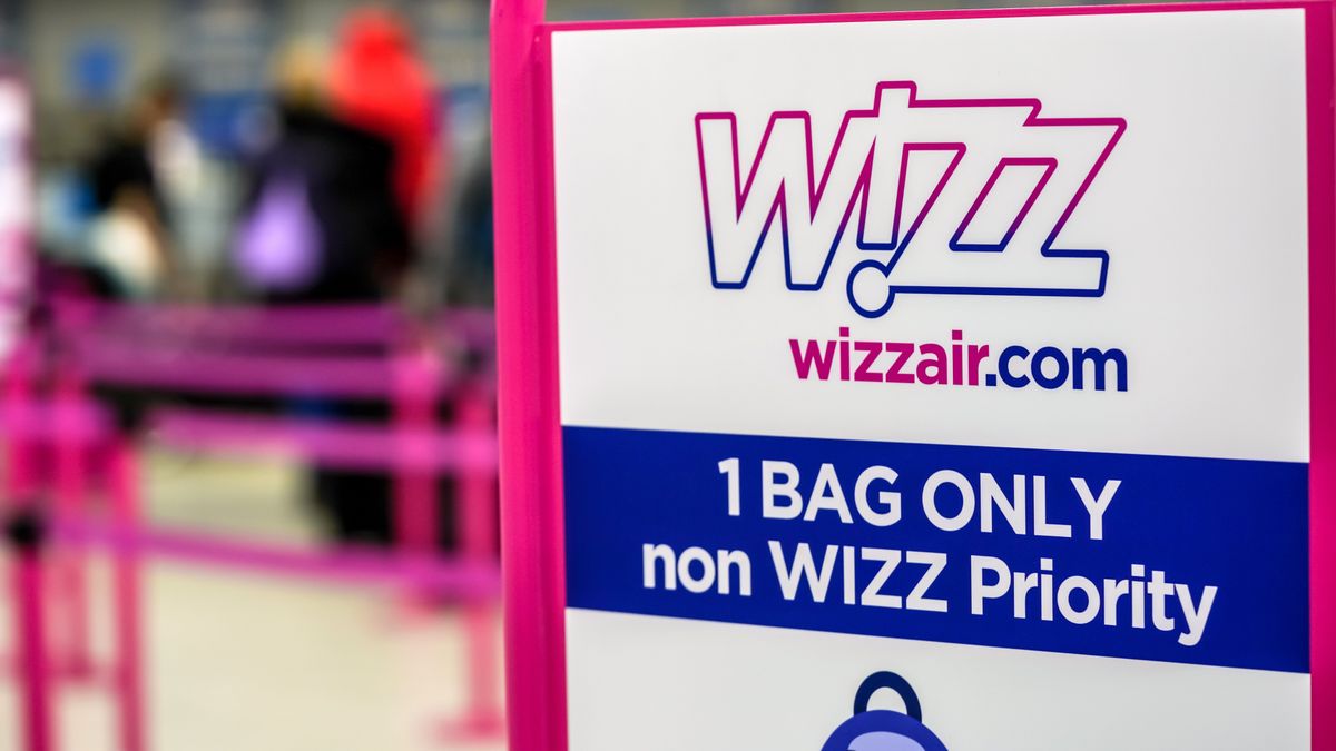 Wizz Air: senki nem mondta, hogy magától kell beesnie a keretbe a csomagoknak, nyugodtan nyomkodja bele mindenki – egy dologra viszont figyeljen, ha így tesz! 