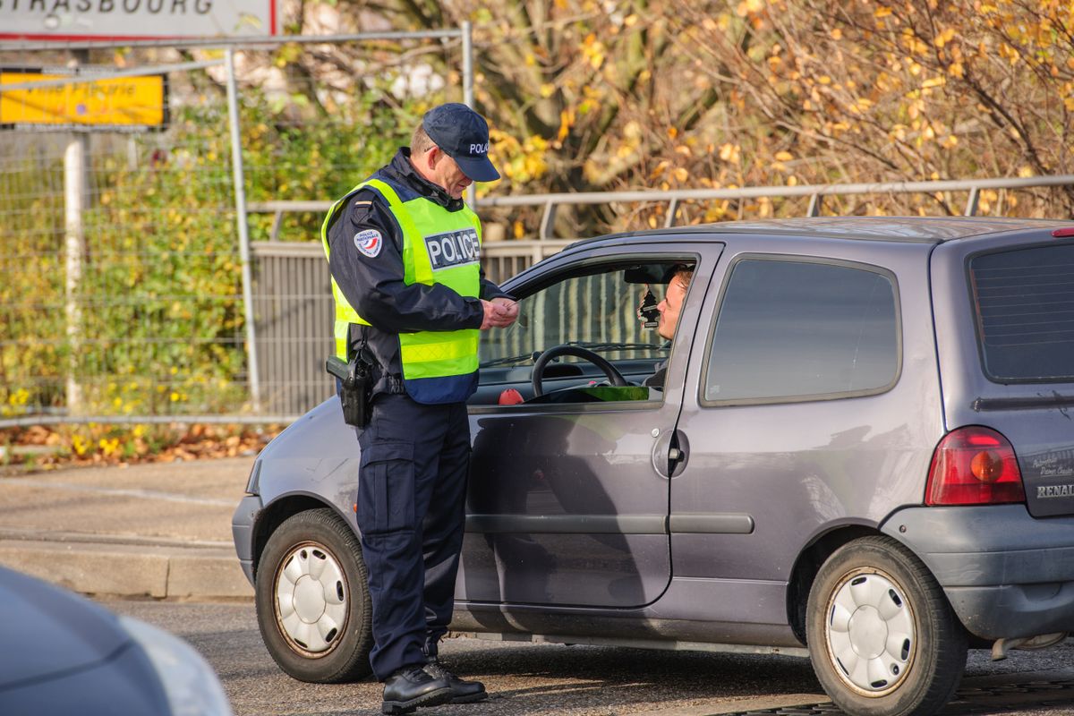 Strasbourg,,France,-,Nov,14,2015:,French,Police,Checking,Vehicles Brüsszel bekeményített: kilenc országot szólított fel a határellenőrzések megszüntetésére Schengen