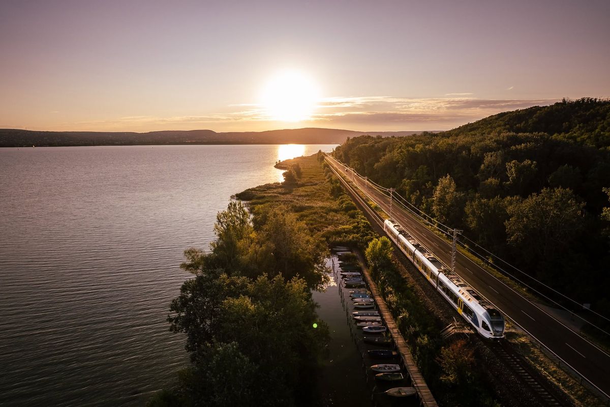 Új síneket raknak le a Balatonig, döbbenetes sebességre vált a vonat Fehérvár után – vége a tötyögésnek, így még nem juthattunk le a partra