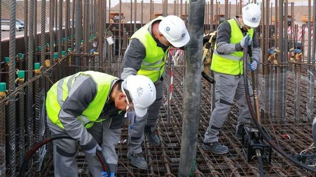 Ilyen atomerőművet még nem látott a világ, az oroszok elkezdték építeni: elárasztja a 35 milliós országot árammal – most pontról-pontra Paks II. is terítékre kerül 
