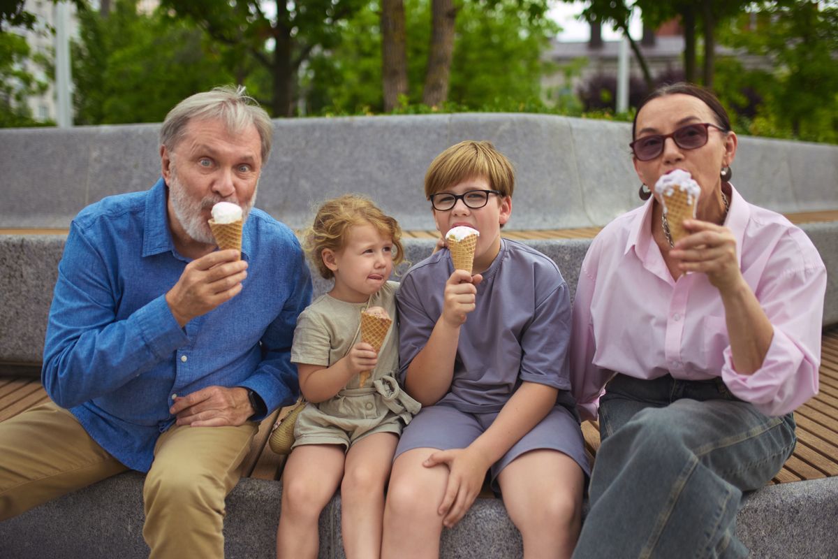 Timeless,Taste.,Grandparents,And,Children,Eating,Ice,Cream,Together,Outdoors. fagylalt jégkrém család hőség