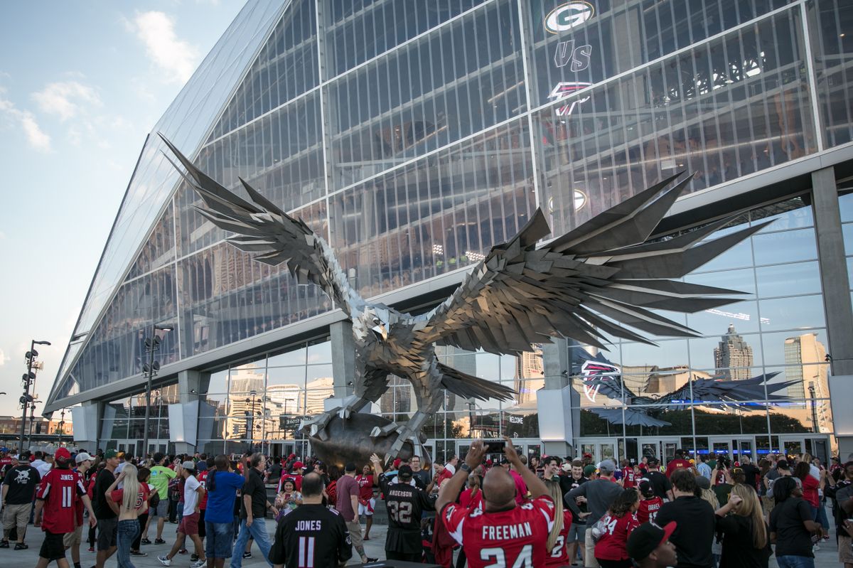 Szőke Miklós Gábor Atlanta Falcons sólyom szobor