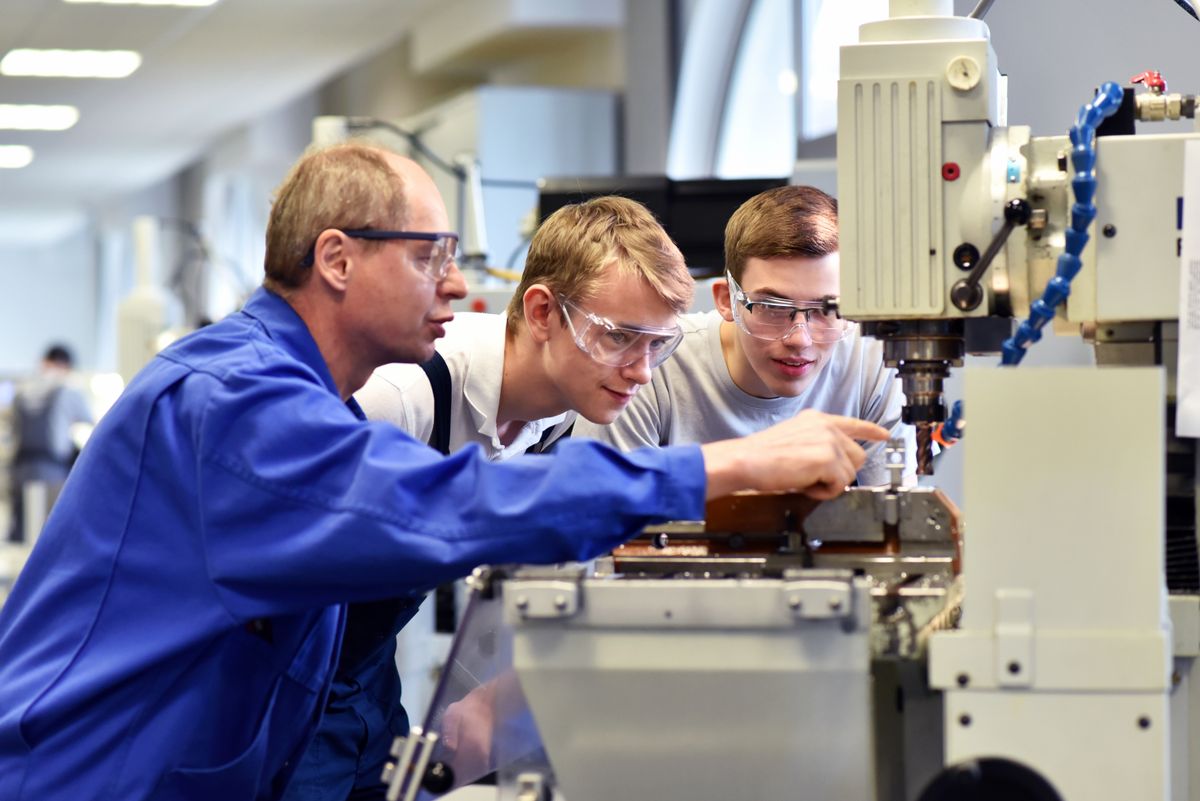 Young,Apprentices,In,Technical,Vocational,Training,Are,Taught,By,Older diákmunka