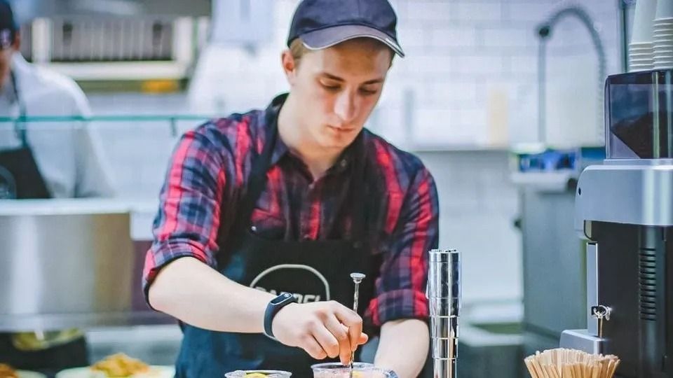 Idén is több szektor tart igényt a diákmunka kínálta lehetőségekre, egyre több helyen egész évre szólóan is lehetséges a munkavégzés (illusztráció)