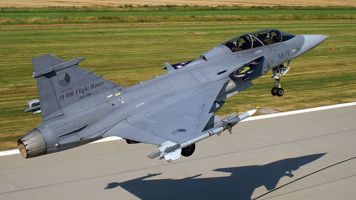A sas leszállt: megérkezett a Magyar Honvédség két új Gripenje Svédországból!