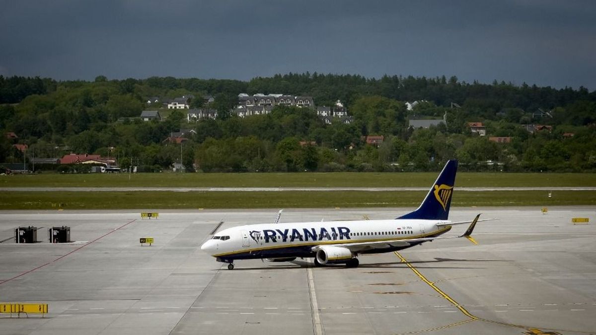 Elkésett a munkából a légiirányító, nem tudott leszállni a Ryanair londoni járata – már Budapestet emlegették, kezdtek pánikolni az utasok 