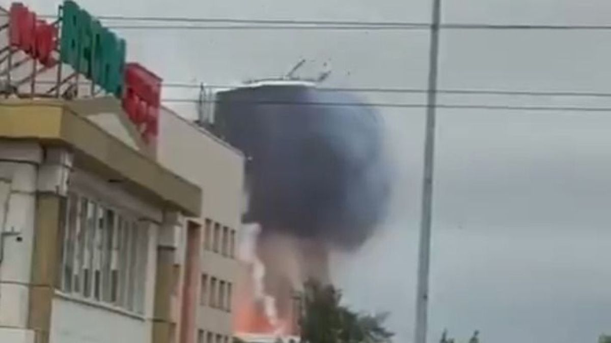 Videón, ahogy a moszkvai finomító egyik tárolójának teteje a levegőbe emelkedik egy robbantás következtében - több tucat métert repült felfelé, sikeres volt az ukrán támadás