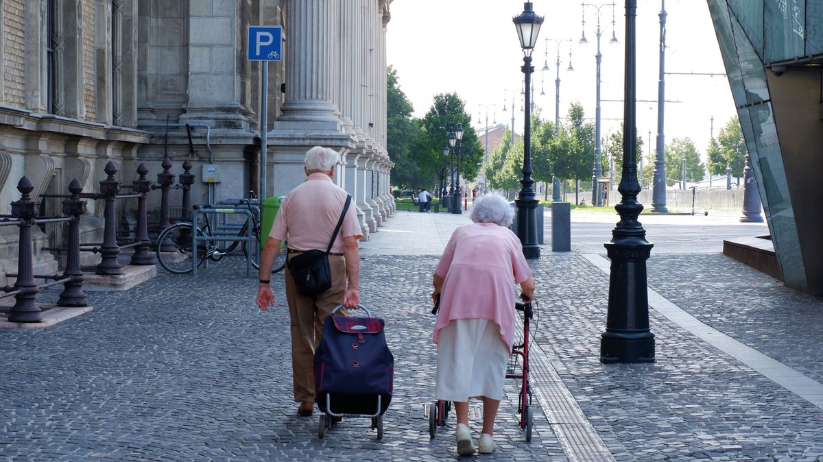 Budapest,,Hungary,-,July,16,,2021:,Old,Couple,With,Shopping nyugdíj