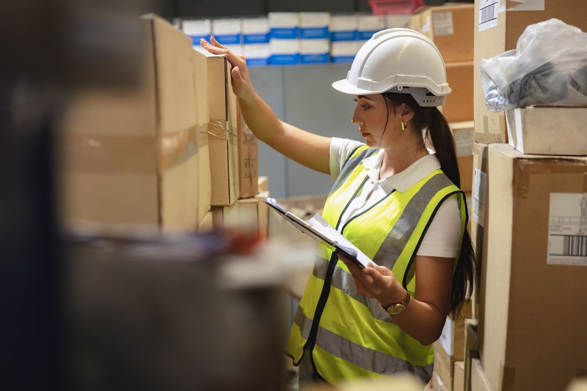 Warehouse,Staff,Woman,Worker,Work,Intend,Checking,Products,Inventory,Stock munka