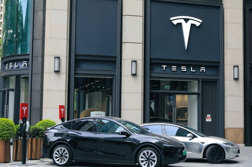 Tesla store in Shanghai offers charging services
