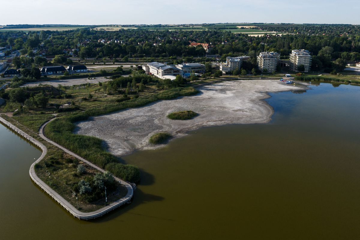 Drying Lake Velence in Hungary Rekordalacsony a Velencei-tó vízszintje: így alkalmazkodik a turizmus és az ingatlanpiac