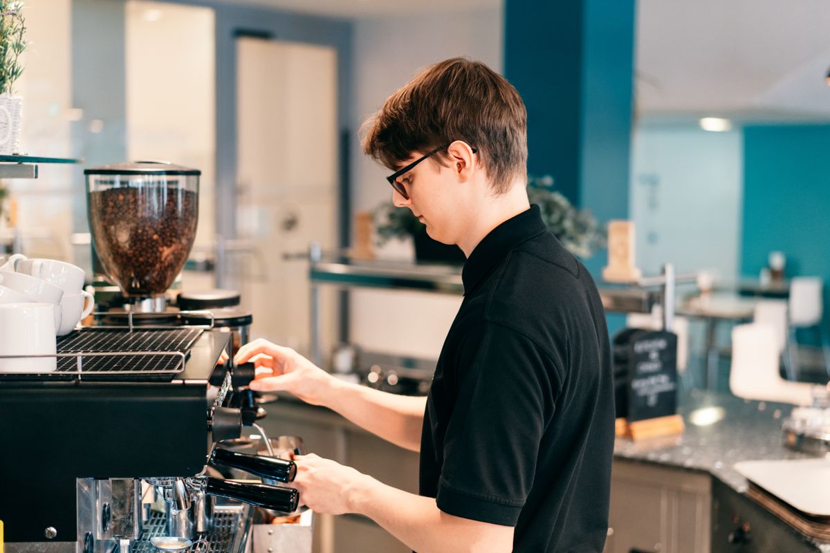 Young,Barista,Making,Coffee,At,Automatic,Machine,In,A,Modern diákmunka