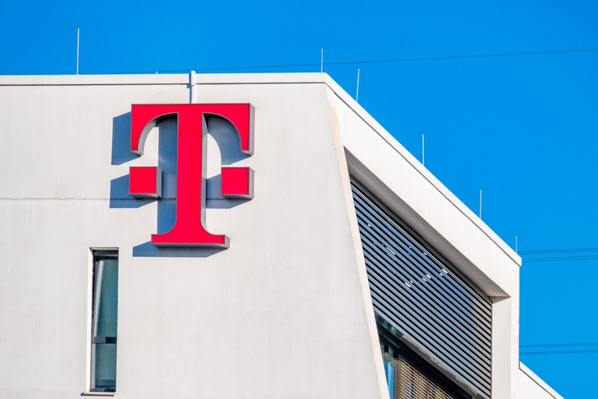 Headquarters,Deutsche,Telekom,,White,Architectural,Facade,T,Logo,,Blue,Sky,