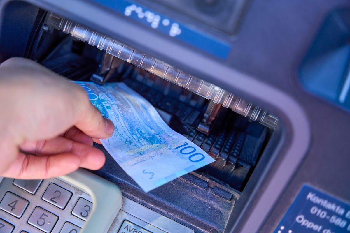 euró A 100-krona banknote in Stockholm.