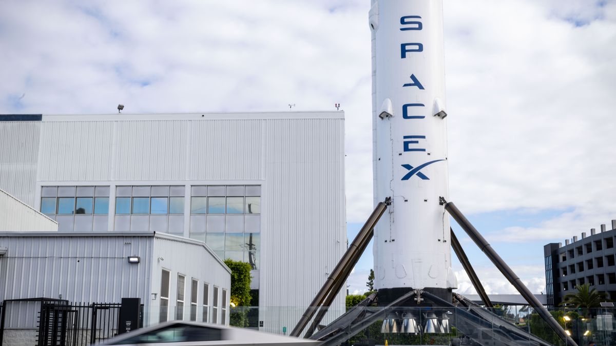 Elon Musk ebben is formabontó, ennyiért lesznek kaphatók a SpaceX részvényei és slussz 