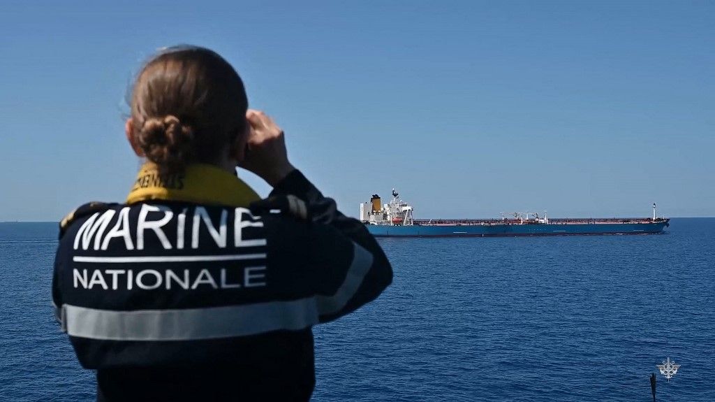 Orosz tanker – mikor így figyelik az európai partokról, nem lehetnek biztosak, hogy tovább is engedik haladni: de mi van, ha lőni is tud? 