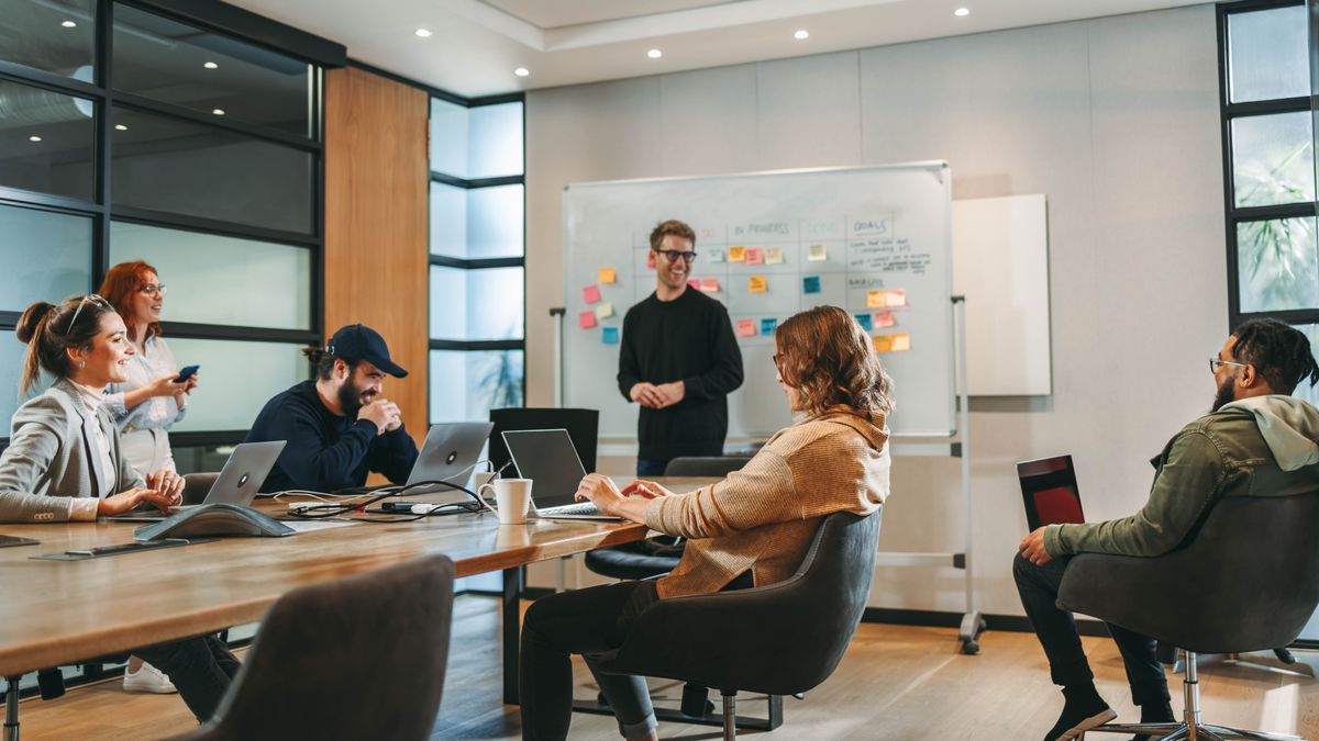 rehabilitációs,Professionals,In,A,Diverse,Group,Collaborate,In,A,Boardroom,,Engaging