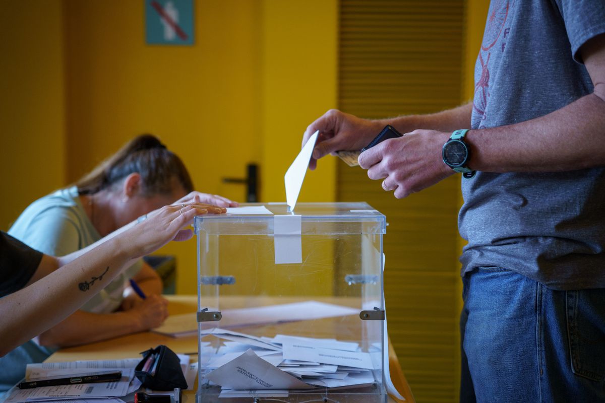 A bevándorlók és a külföldi vendégmunkások szerves részét képezik a svájci gazdaságnak, sokan mégis népszavazással korlátoznák az érkezésüket. Barcelona,,Spain,-,12,May,2024:,The,Hands,Of,A