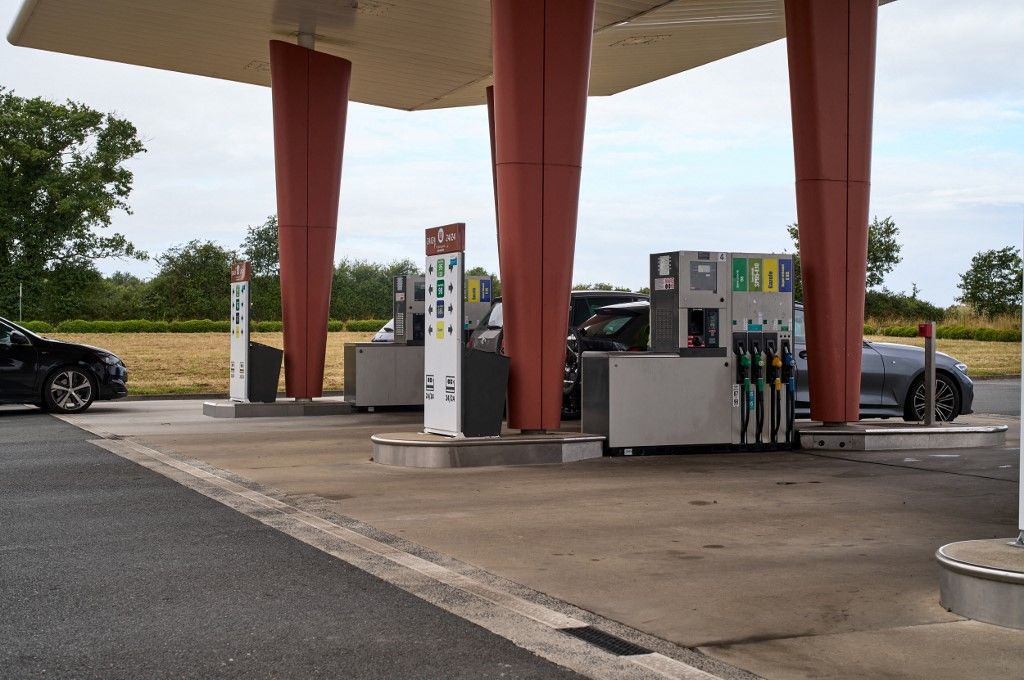 FRANCE-GAS-STATION-FUEL-PUMPS Csökkentek az olajárak az izraeli–iráni tűzszünet hírére, de egy lelőtt helikopter újra felkavarta