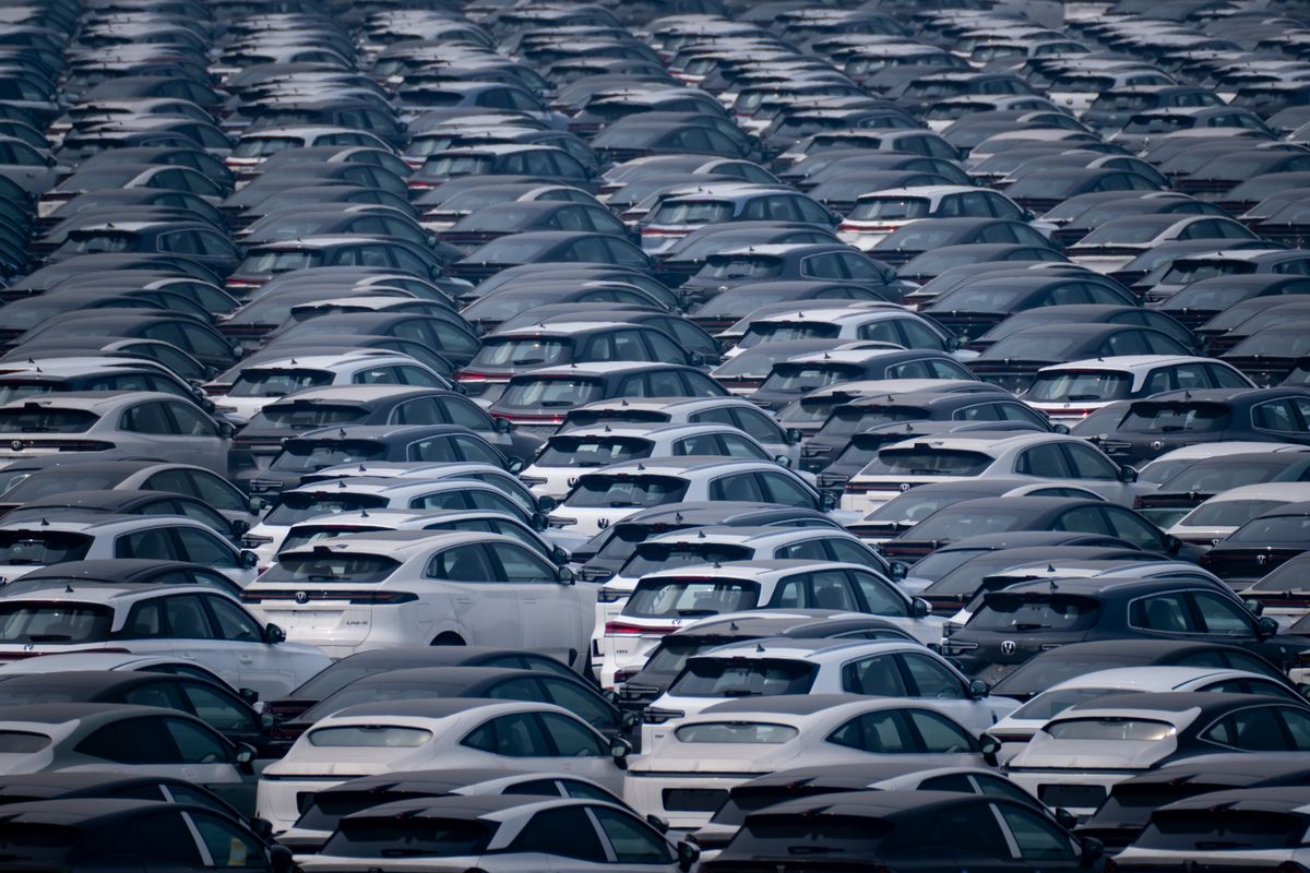 Changan Automobile's Vehicle Distribution Center in Chongqing Nyolc hónapja tart az autópiaci visszaesés Kínában – a gyártók exportra rendezkednek be