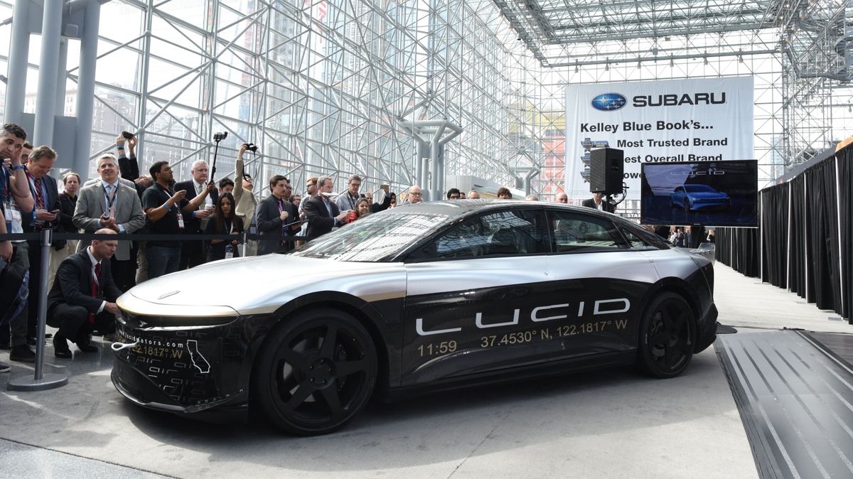 Autóipar: újabb elektromos autógyártó vállalat a bukás szélén, hatalmas leépítést jelentett be a Lucid 