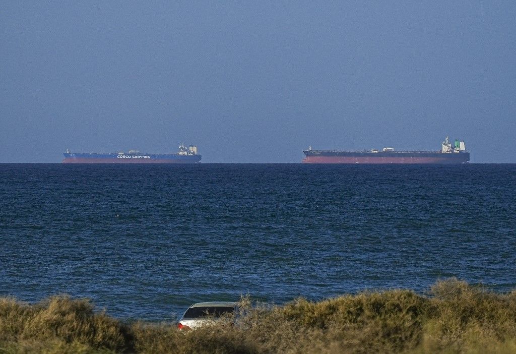 Ship traffic resumes at Strait of Hormuz following US-Iran ceasefire Az első kereskedelmi tanker sikeresen áthaladt a Hormuzi-szoroson az amerikai–iráni megállapodás után.