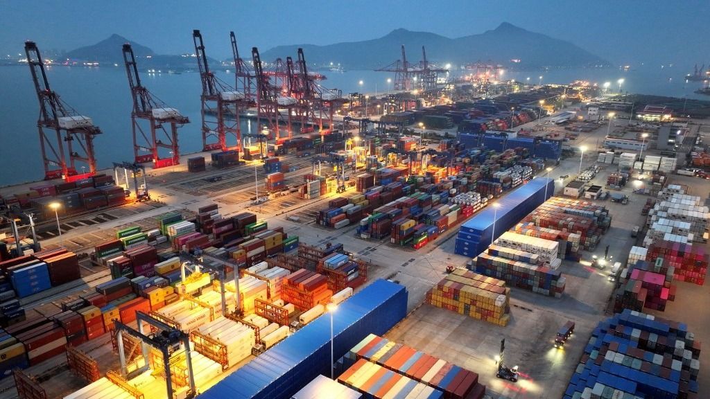 Kína,Night operations at Lianyungang Port to meet mid-year targets