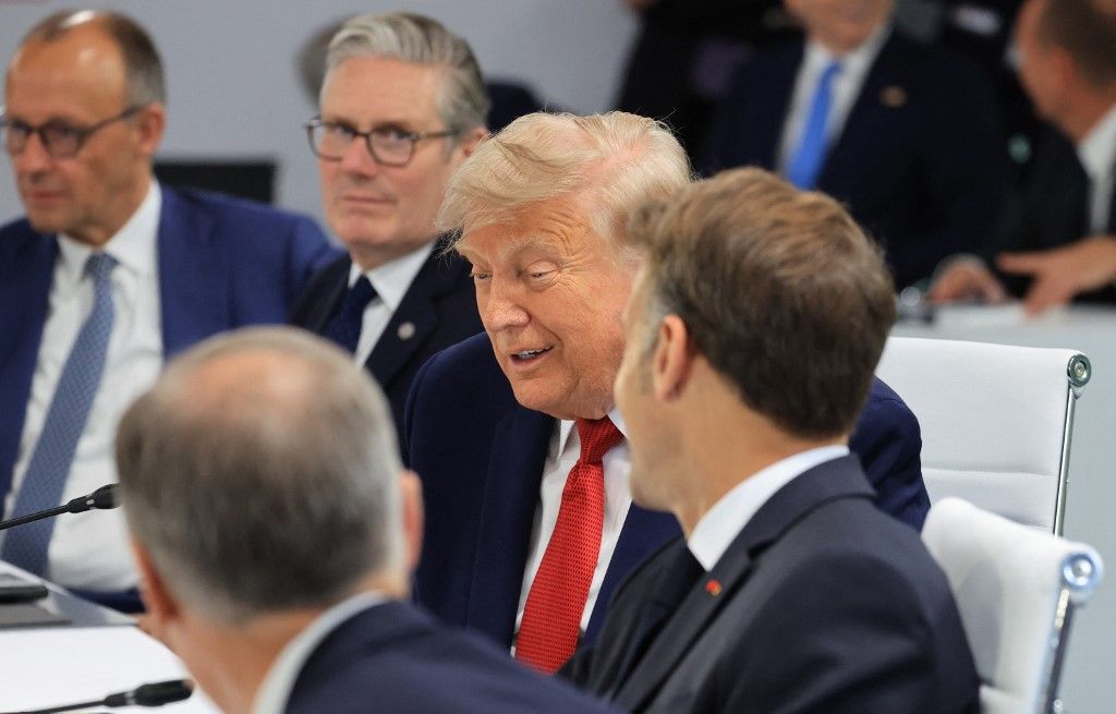 A brit miniszterelnök lemondása: Illusztris európai társaságban az archív fotón Donald Trump – Keir Starmer lemond, Emmanuel Macron zűrzavart maga mögött hagyva távozik, Friedrich Merz támogatása megrendült