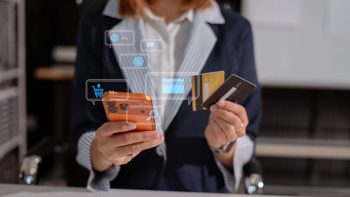 pénzügyi,Businessman,Hand,Holding,Credit,Card,And,Use,Laptop,And,Smartphone