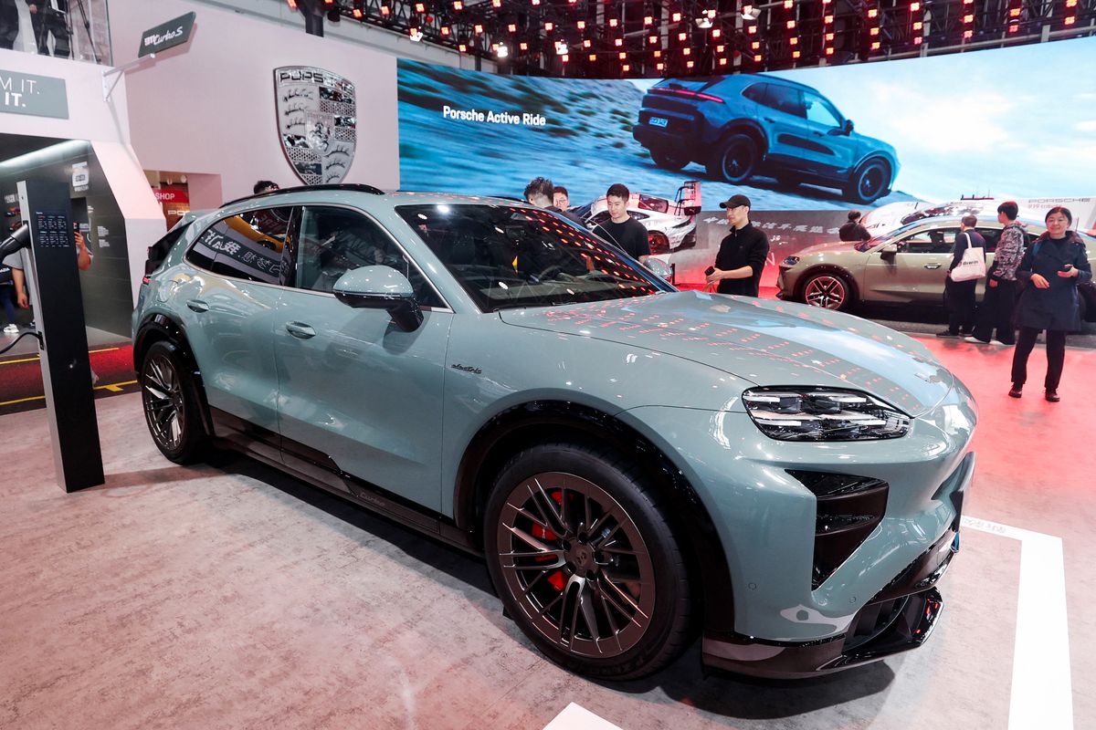 Ficóék bukhatják a Porsche egyik legfontosabb modelljét: elvinnék Pozsonyból a Cayenne gyártását, Németországba költözhet a luxus-SUV