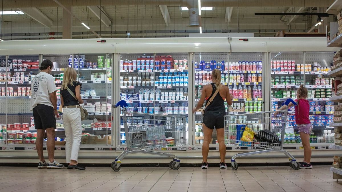 Lehet, hogy itt a jó világ vége a magyar boltokban: sokasodnak a sűrű felhők, Varga Mihály is ezért húzta be a kéziféket – "Kritikus lehet az ősz" 