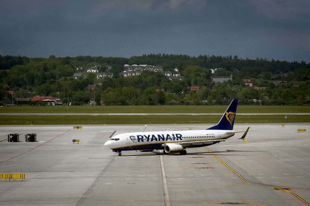 Travel Destination: Krakow Elkésett a munkából a légiirányító, nem tudott leszállni a Ryanair londoni járata