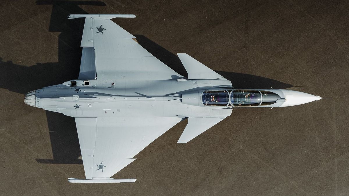 Erre várt a fél világ, bemutatták Európa új vadászgépét: róla álmodik Magyarország, de egy másik ország kapta meg elsőként – videón az új Gripen F, JAS-39F 