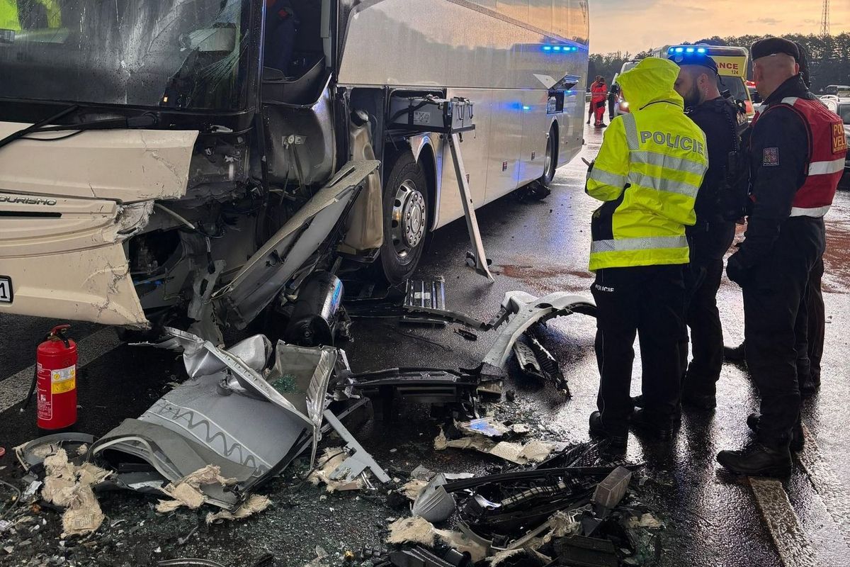 Egy magyar rendszámú autóbusz és egy szlovák személyautó ütközött össze vasárnap délután.