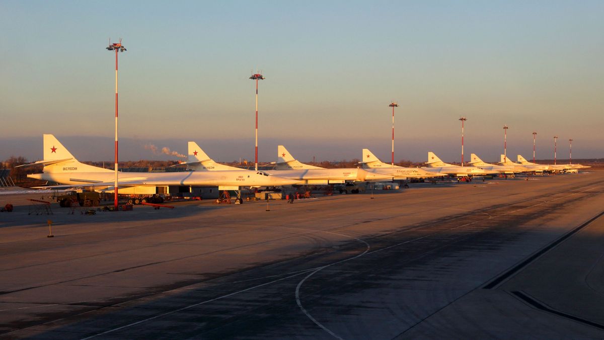 Line of Russian Air Force Tu-160 strategic bombers at Engels Air Force Base, Russia ukrán csapás