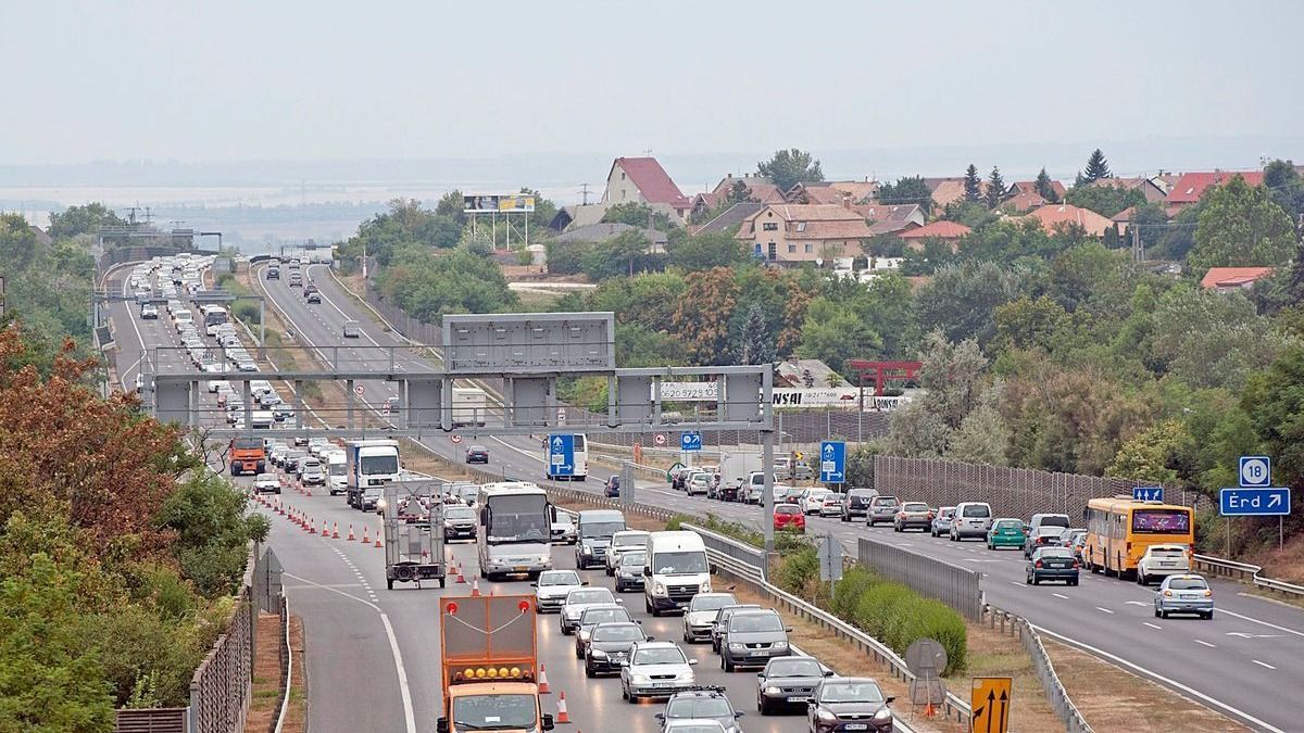 M7-es autópálya: baleset a vasárnap délutáni csúcsban, három autó ütközött össze, már most brutális a dugó 