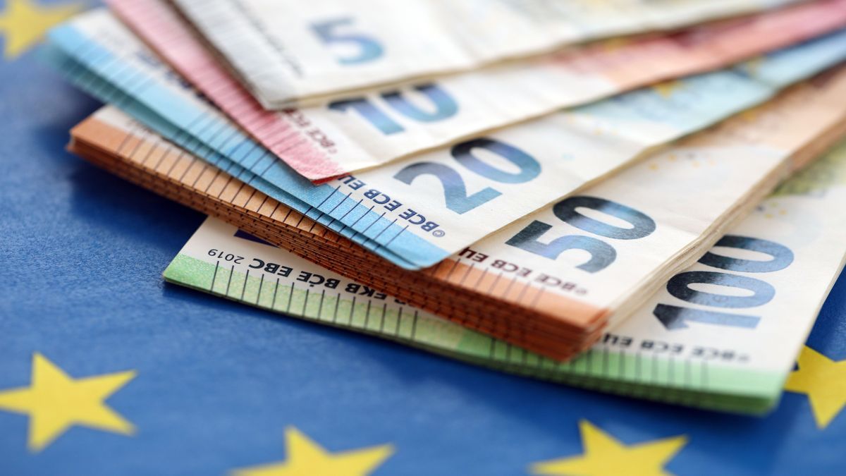 Újabb adókat vethet ki Brüsszel: drágulhatnak a repülőjegyek és a cukor is 