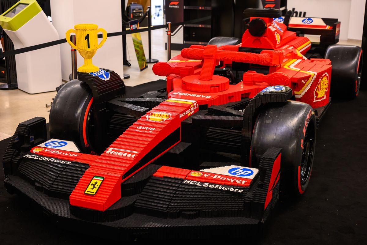 Lewis Hamilton Ferrarija megérkezett Budapestre – ennek kapcsán az Alza azt is elárulta, miért hódítanak itthon a csomagautomaták a házhozszállítás helyett
