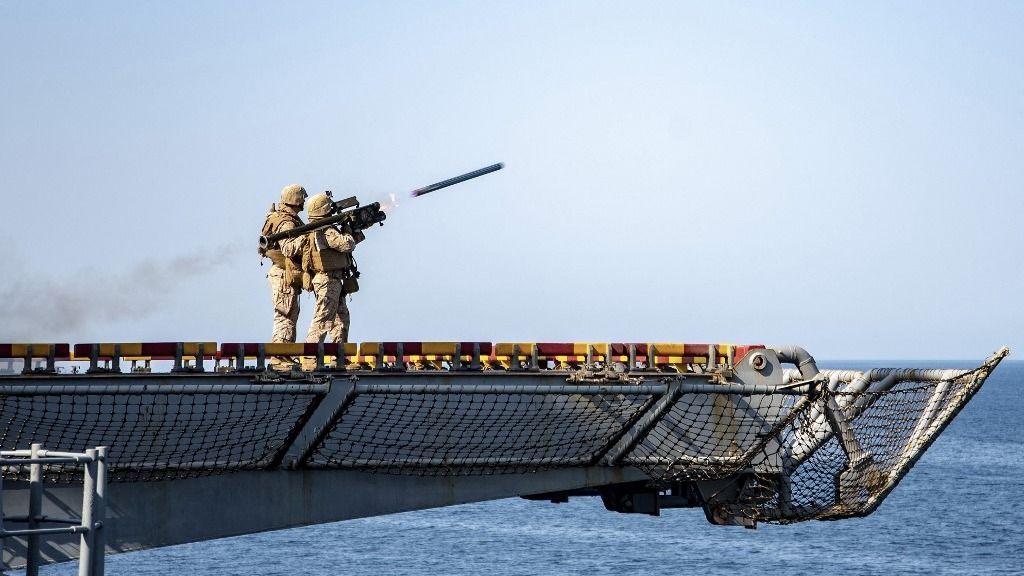 U.S. Marine fires a FIM-92 Stinger anti-aircraft missile from the flight deck of USS Essex Irán 